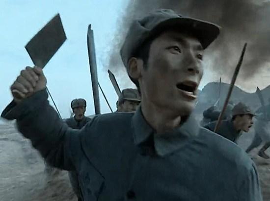 李云龙带着独立团发动冲锋,甚至连团部的炊事员都操着菜刀就冲向了