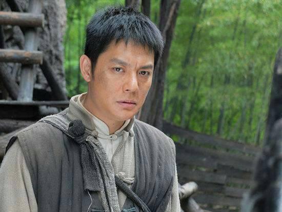 他是硬汉男神,曾是万中挑一的好丈夫,却为漂亮女星抛弃妻子