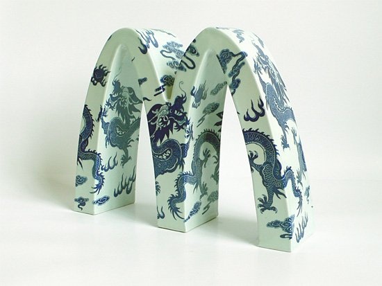 上海本地艺术家李立宏将中国传统的三维立体陶瓷雕塑与中国传统元素相