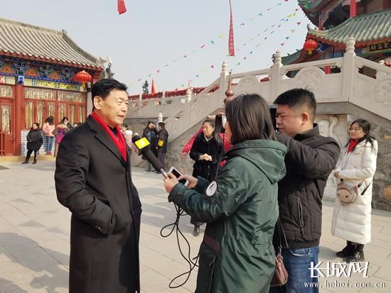 河北省文化交流协会会长陈泉州接受记者采访.杨晓 摄