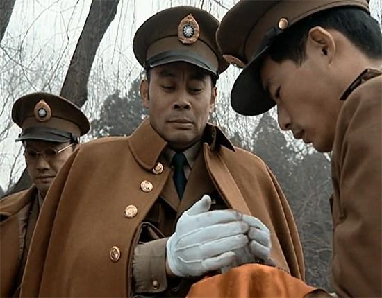 随着部队战败,楚云飞不得不登上了去台湾的护卫舰"青云号",临走前只