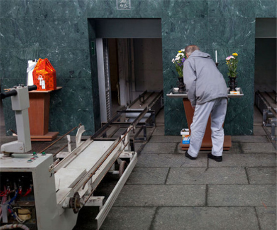 看完尼泊尔的火葬场,再看看日本的火葬场,差距太大了!