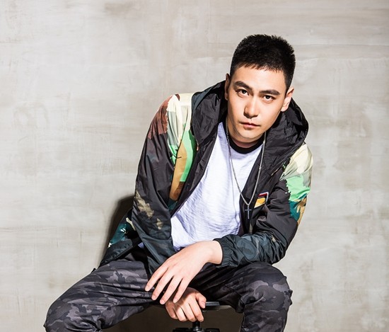 李飞曝光居家写真 深邃轮廓展现型男魅力