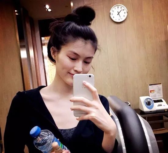 要知道何穗可是继刘雯之后第二个登上维密舞台的中国人,这也足以证明