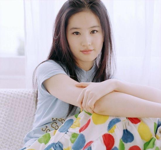 国内最美女星，章子怡开保时捷，刘亦菲驾法拉利，最后一位最霸气