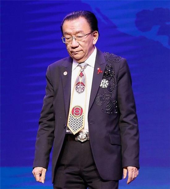 女徒弟风波后侯耀华亮相某活动,网友:造型浮夸猥琐依旧