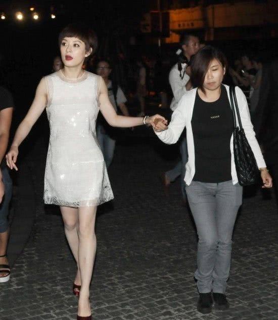 女星助理大多忙到没时间打扮,为何赵丽颖助理