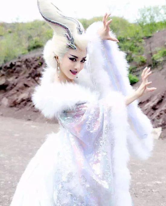 刘亦菲第三次演白狐,腿咚床咚冯绍峰,狐妖撑起影视剧半边天