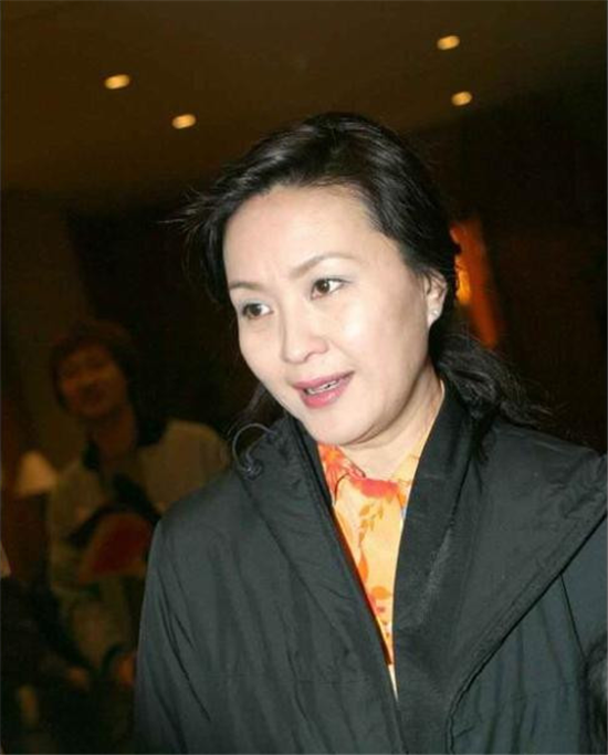 61岁方舒银发丛生,颜值被刘晓庆反超,但2个女儿却让后者羡慕!