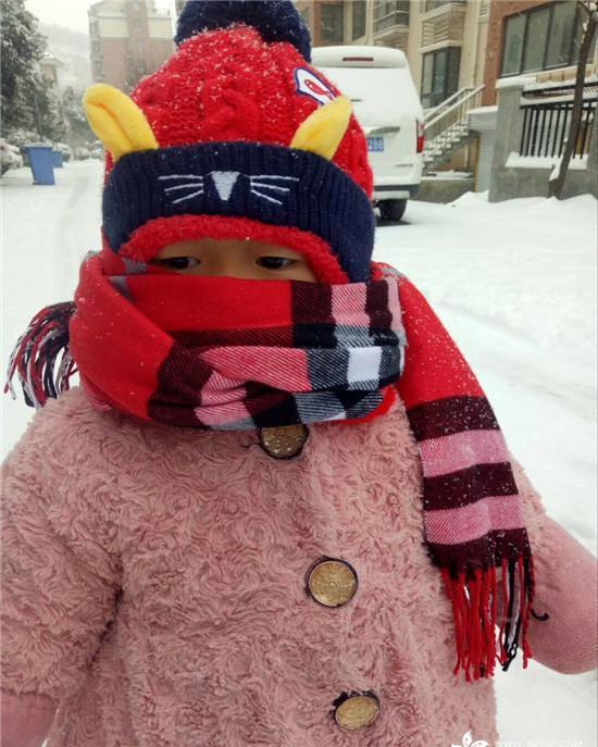 各地雪景图刷屏朋友圈 小萝莉人生第一次见到雪萌翻了