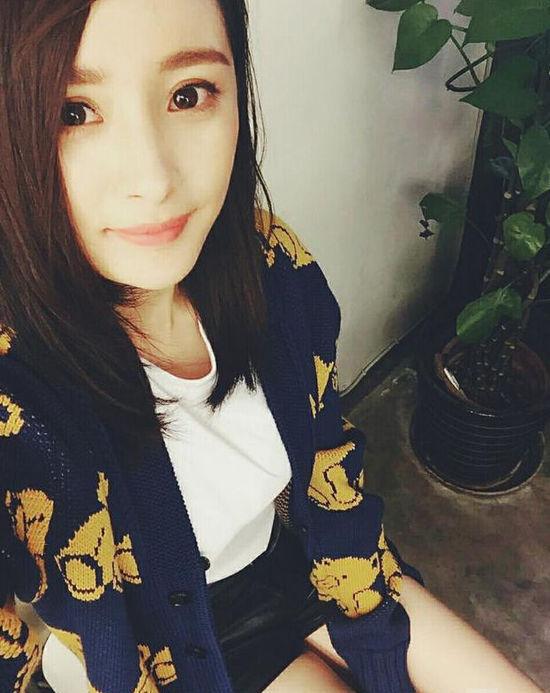 【拌饭】杨幂自拍上围抢镜 左手的位置引人遐想