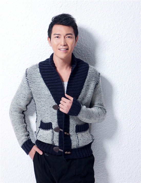 《利刃出击》张进曝时装写真 绽放笑容温暖帅气