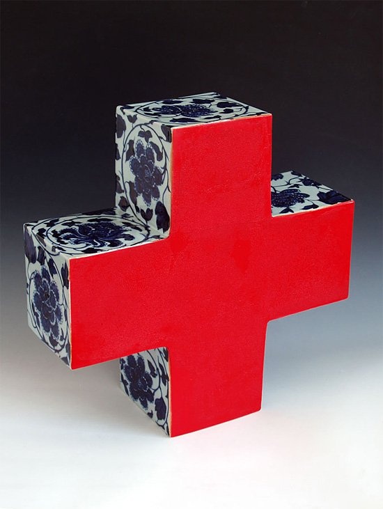 上海本地艺术家李立宏将中国传统的三维立体陶瓷雕塑与中国传统元素相