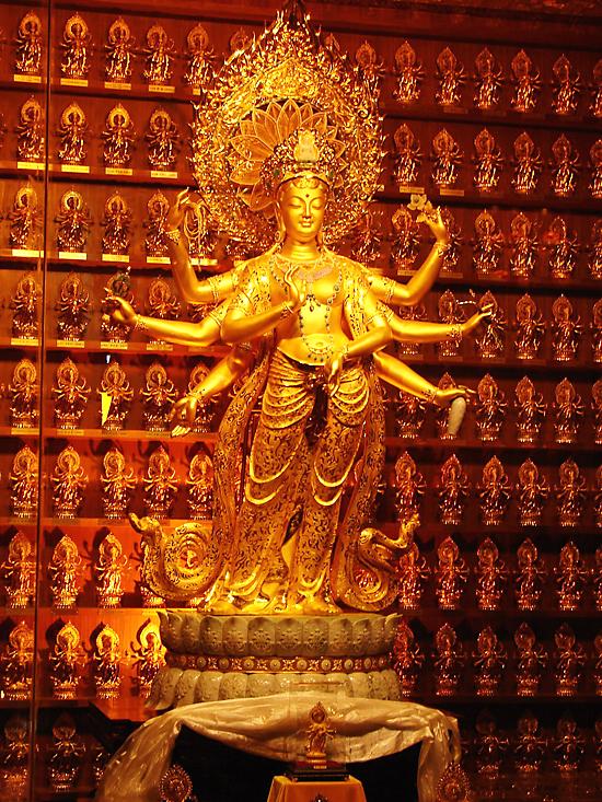 它本是泰国王子送国王的生日礼物,最贵的佛像,有舍利子,因为不记得的