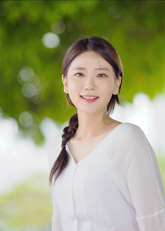 花开树下,一个笑得甜蜜可爱的美丽姑娘