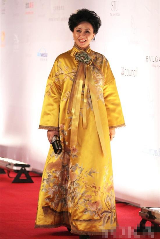 扒爱穿龙袍的女星,她霸气她惊艳