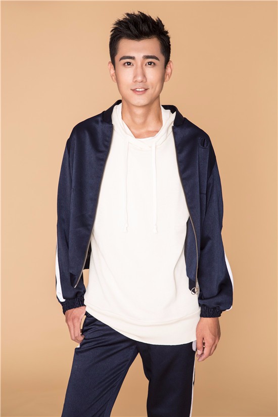 王博曝光休闲时尚风写真,演绎都市佛系养成记