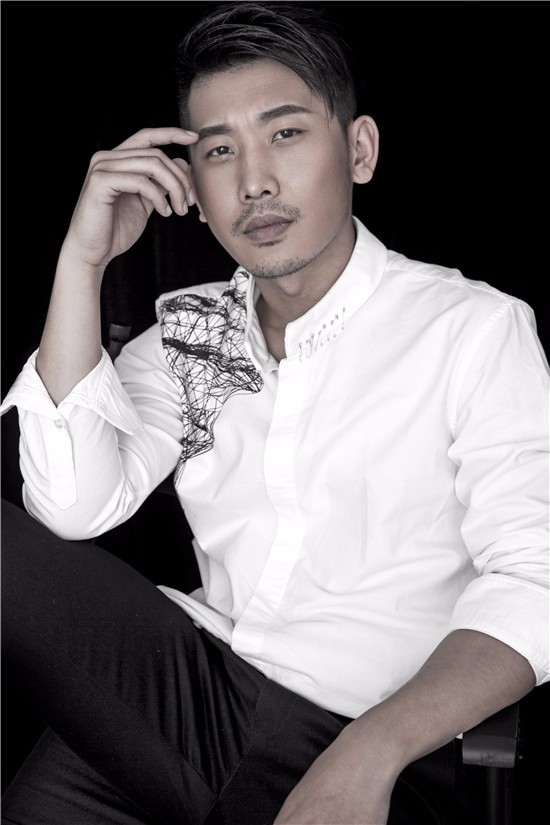 暗色系释放内敛踏实感,于洋沉稳出镜曝光写真