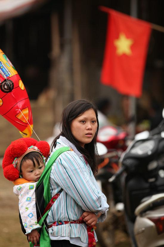 这些都是山地居民,难得来一次街上摆卖的小贩大多是壮族,越南称为岱侬
