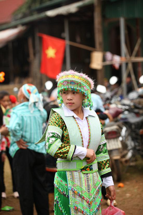 这些都是山地居民,难得来一次街上摆卖的小贩大多是壮族,越南称为岱侬