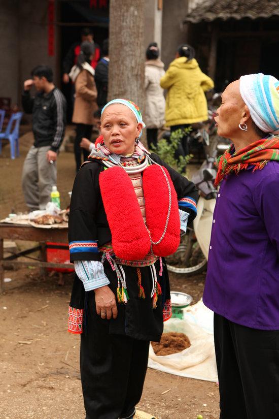 难得来一次街上摆卖的小贩大多是壮族,越南称为岱侬族由于住在有水田