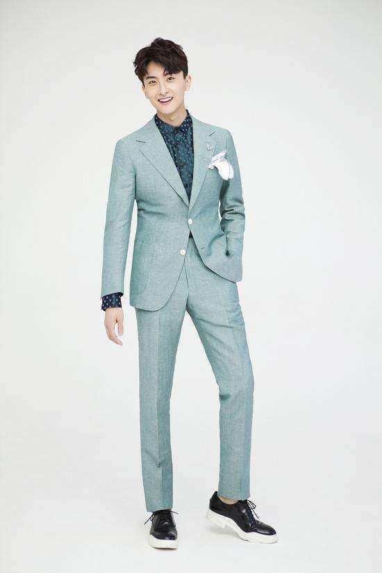 近年来,因搭档杨洋,郑爽出演校园青春剧《微微一笑很倾城》中的肖奈