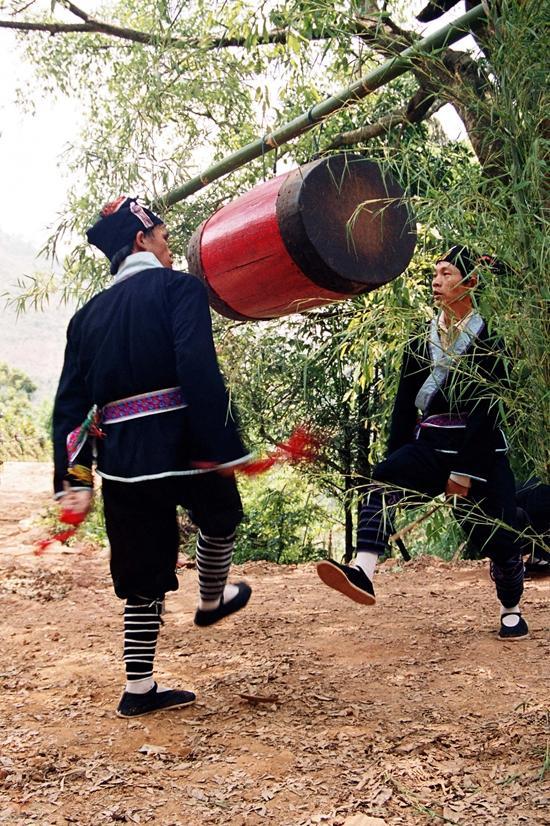 木柄瑶小伙向姑娘打花猫表心意, 看上对方便可放胆去抹姑娘的脸