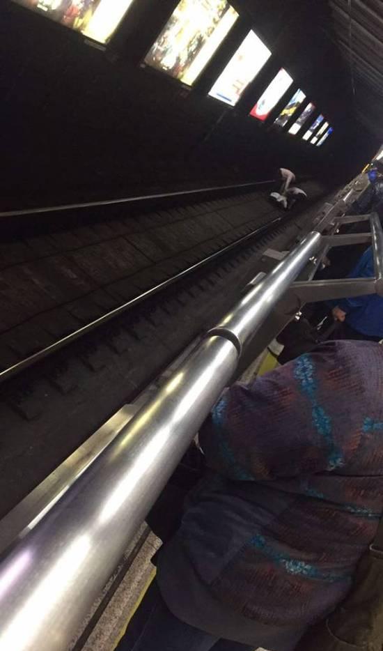 上海地铁2号线一名男乘客跳入轨道 被列车冲撞身亡