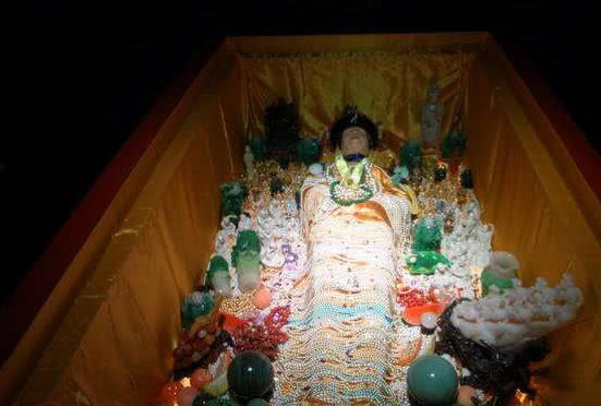 孙殿英炸开慈禧墓,扒了慈禧裤子,还称经不住诱惑