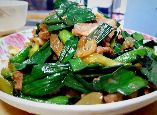 年夜饭试试这道蒜叶炒肉,好吃到怀疑人生,一盘都不够吃