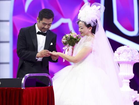 张国立邓婕节目再现婚礼现场,穿婚纱亲吻额头浪漫满分