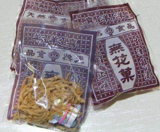 一毛钱一小袋,还会送几个小小的勺子,放学的时候就和几个小朋友一起边