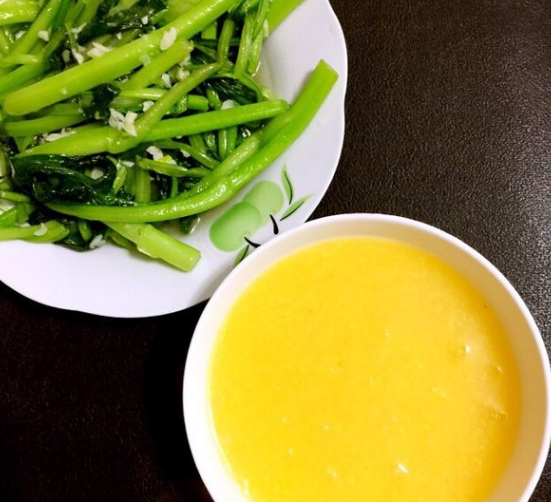 玉米粥,炒青菜