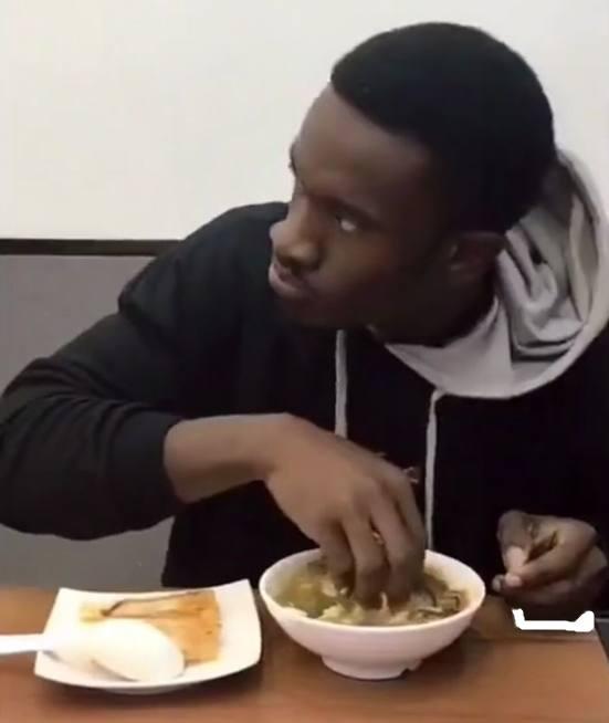 这黑人小伙吃饭还不忘舔手指头,让老板觉得被恶心了一把,还有这样吃饭
