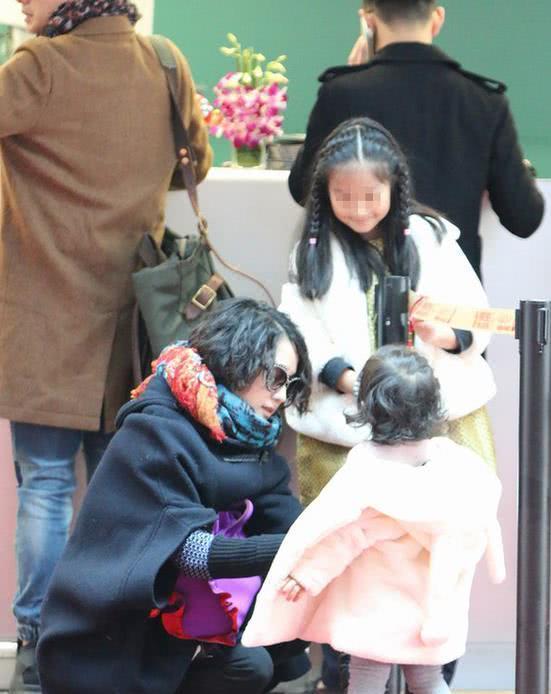 文章马伊琍携女儿现身,两个女儿的小举动,暴露了他们的家庭状况
