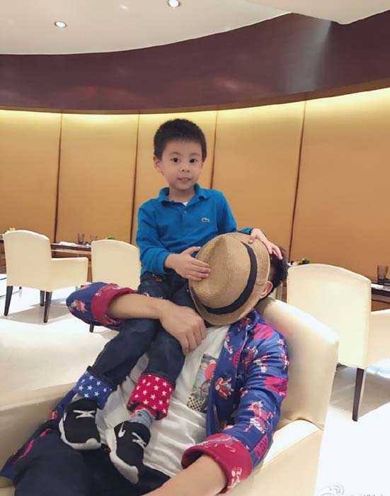 陈龙儿子酒酒长得好帅气!大眼睛像爸爸,完全遗传了爸妈好基因!