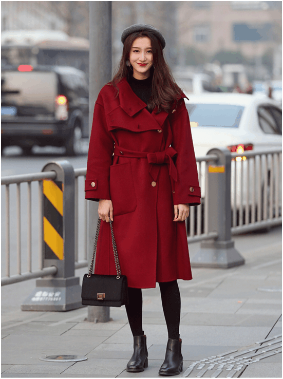小姐姐选择了一件酒红色的中长款的大衣,修身的版型非常的显身材,搭配