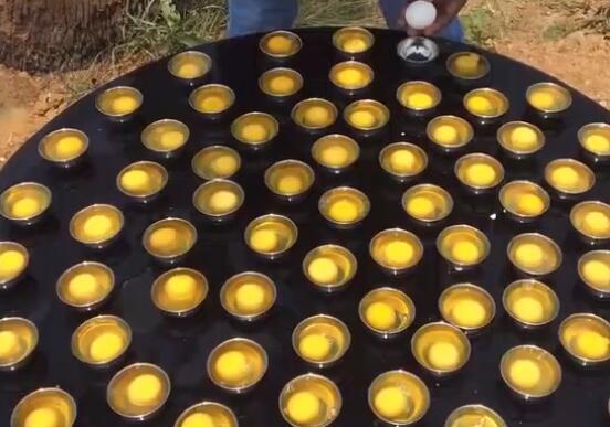 大爷在工地上一锅煎100个鸡蛋,这独特的伙食,工人们都乐坏了!