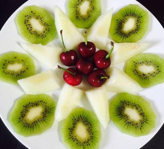 水果不要洗好直接端上桌这样摆盘好看有档次客人吃赞不绝口