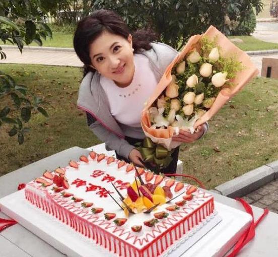 37岁金铭越发漂亮,老公是影视公司投资人,与马景涛同框父女抱!