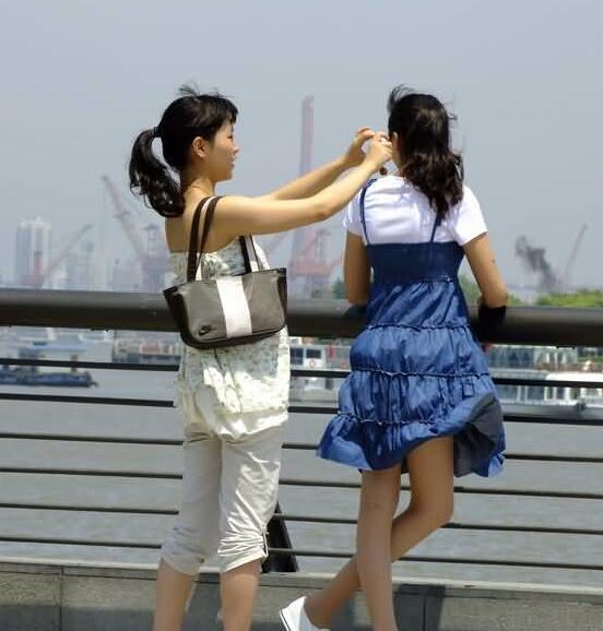 街拍 江边风太大了 妹子穿裙子出来真心不合适