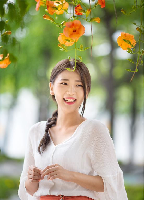 花开树下一个笑得甜蜜可爱的美丽姑娘