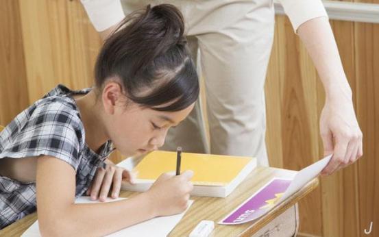 宝妈每天坚持检查孩子作业,为啥成绩不升反降,还被老师批评