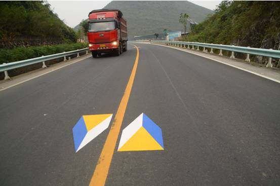 高速公路上如果不认识这5种标志线,赶快下高速复习科目一