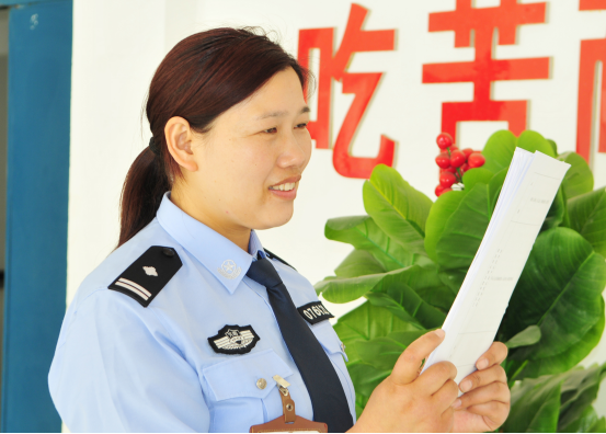 靓丽警花在监狱内悄悄开放