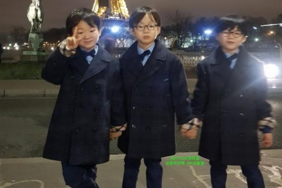 三胞胎大韩民国万岁最新近照曝光，一个个都变成长腿欧巴啦