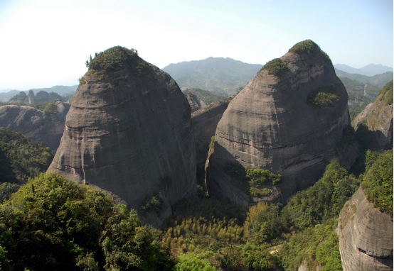 没见过这么多一个个像乳房的山峰