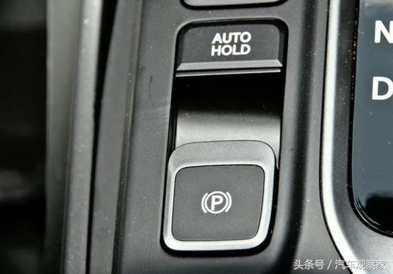 现在汽车,驻车制动有三种方式,分别是机械手刹,电子手刹以及脚刹