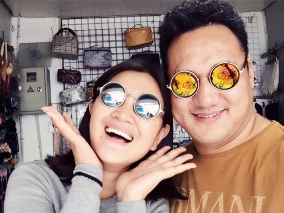 "藏族歌后"降央卓玛近照,老公魁梧低调有来头,儿子超可爱