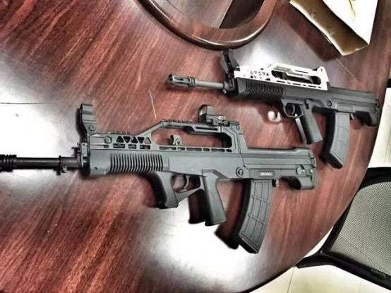 熏眼"等缺点,笔者个人在曾经把玩95式步枪时并未发现其瞄准基线有多高